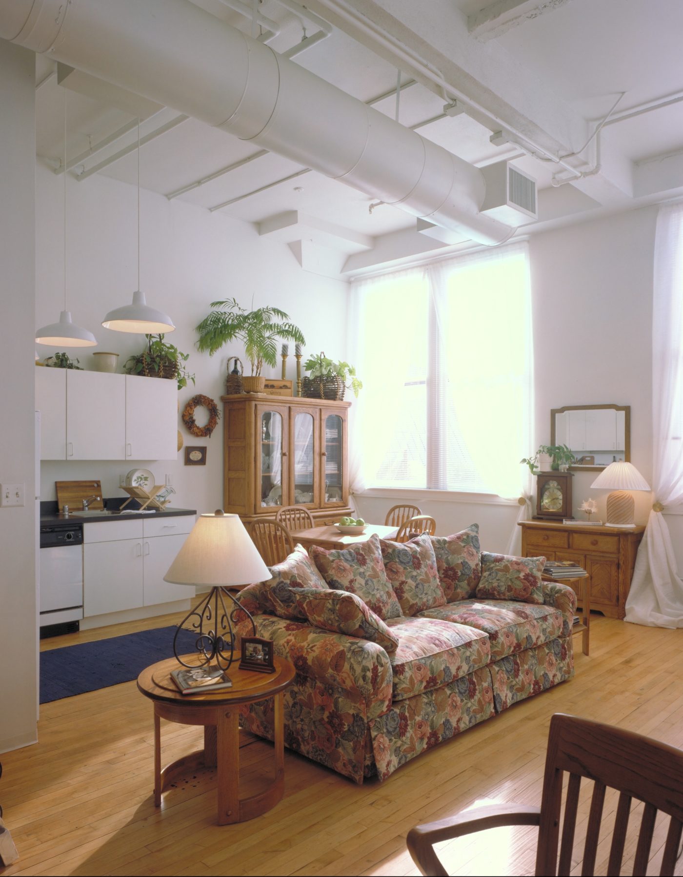 The original maple flooring was preserved while the air ducts and overhead water pipes were left exposed to add to the lofts image.